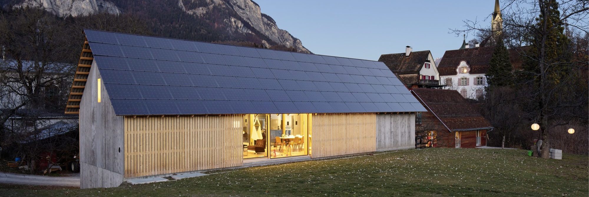 Solaranlage von Helion auf einem Einfamilienhaus in Tamins, Graubünden